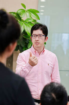 An IGF contributor speaking with a group