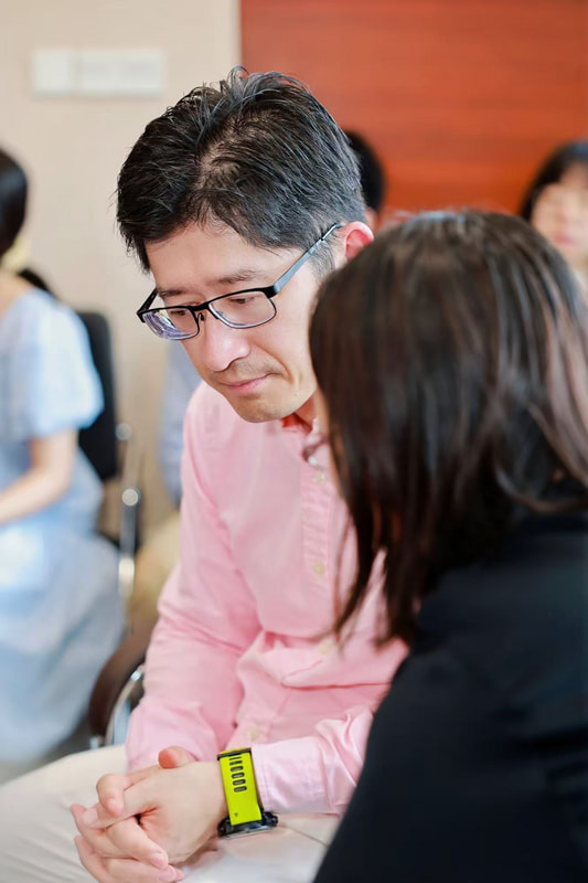 An IGF advisor in a one-on-one conversation with a parent