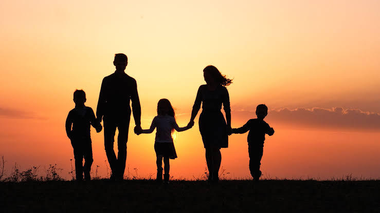 A family talking through their pathway diagnostic together
